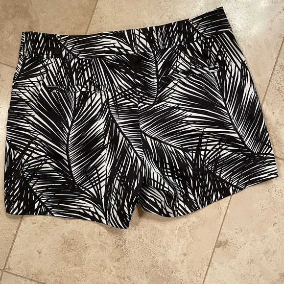Black and white shorts by Cache - Picture 3 of 5